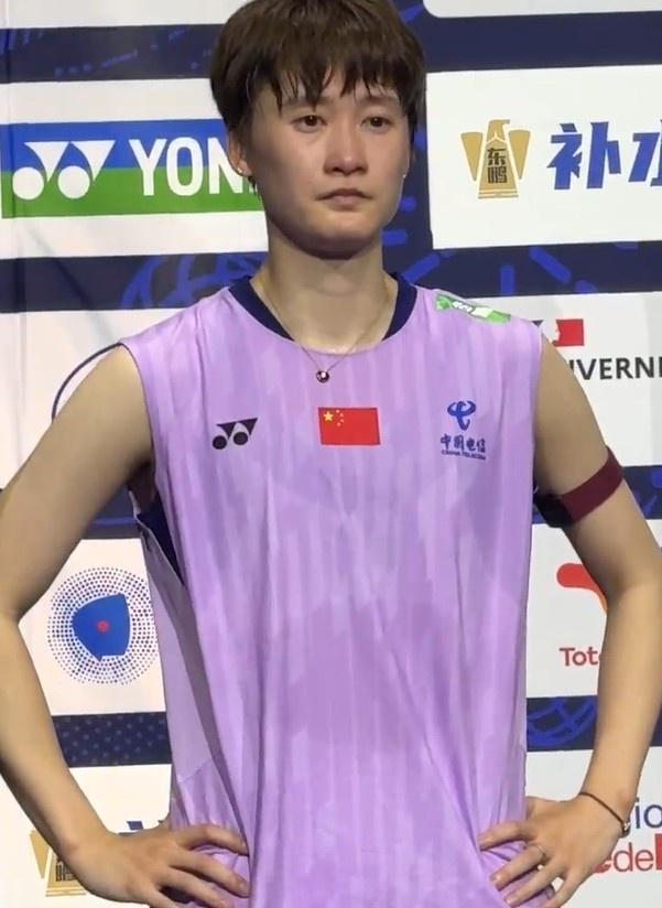 不甘！陈雨菲无缘羽毛球世锦赛女单冠军，赛后颁奖落泪